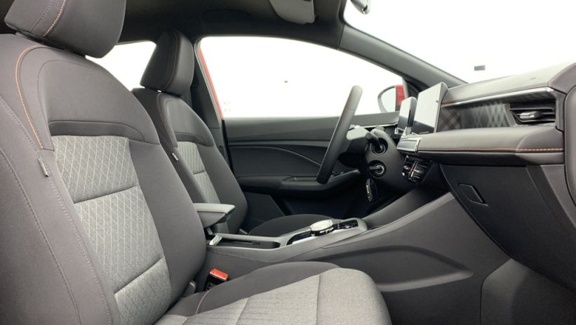 Aperçu du véhicule : 1.5 L Hybrid+ 195ch Standard