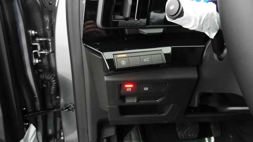 Aperçu du véhicule : 1.2 E-TECH FULL HYBRID 200CH ICONIC- 24
