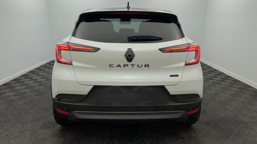 Aperçu du véhicule : E-Tech full hybrid 160 ch esprit Alpine Blanc Nacré - Toit Noir Etoilé avec 1100€ d'équipements inclus