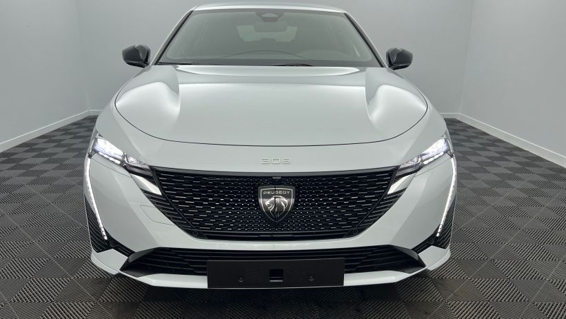 Aperçu du véhicule : BlueHDi 130ch S&S EAT8 GT GT Blanc Okénite avec 4500€ d'équipements inclus