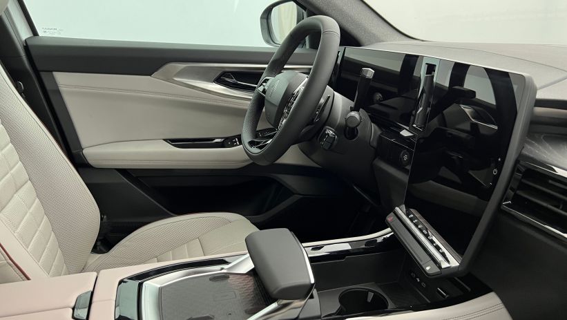 Aperçu du véhicule : E-Tech full hybrid 200 Iconic Blanc Nacré avec 1000€ d'équipements inclus