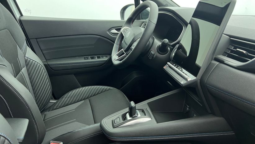 Aperçu du véhicule : E-Tech full hybrid 160 ch esprit Alpine Blanc Nacré avec 950€ d'équipements inclus