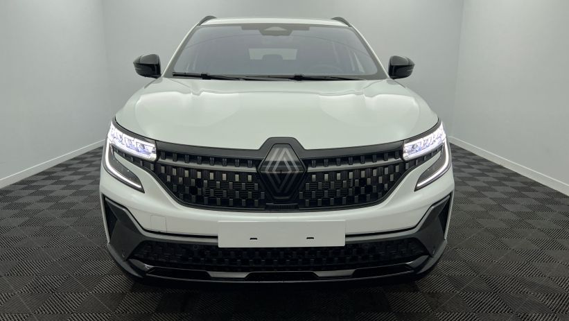 Aperçu du véhicule : E-Tech full hybrid 200 esprit Alpine Blanc Nacré avec 1000€ d'équipements inclus
