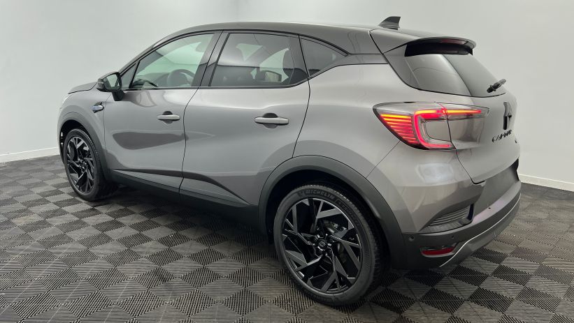 Aperçu du véhicule : E-Tech full hybrid 160 ch esprit Alpine Gris Cassiopée - Toit Noir Etoilé avec 1350€ d'équipements inclus