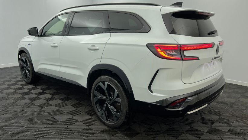 Aperçu du véhicule : E-Tech full hybrid 200 esprit Alpine Blanc Nacré avec 1000€ d'équipements inclus