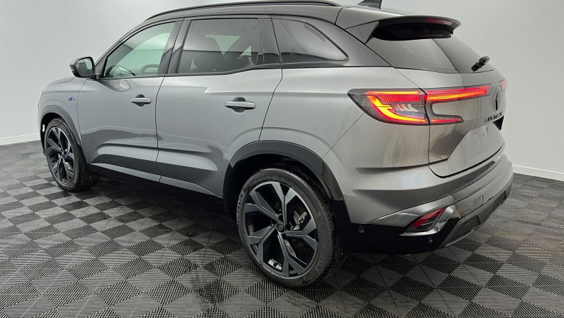 Aperçu du véhicule : E-Tech full hybrid 200 Techno esprit Alpine Gris Schiste - Toit Noir Etoilé avec 1400€ d'équipements inclus