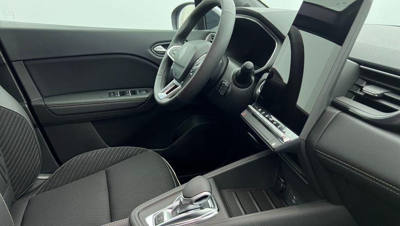 Aperçu du véhicule : E-Tech full hybrid 145 Iconic Gris Cassiopée avec 1000€ d'équipements inclus