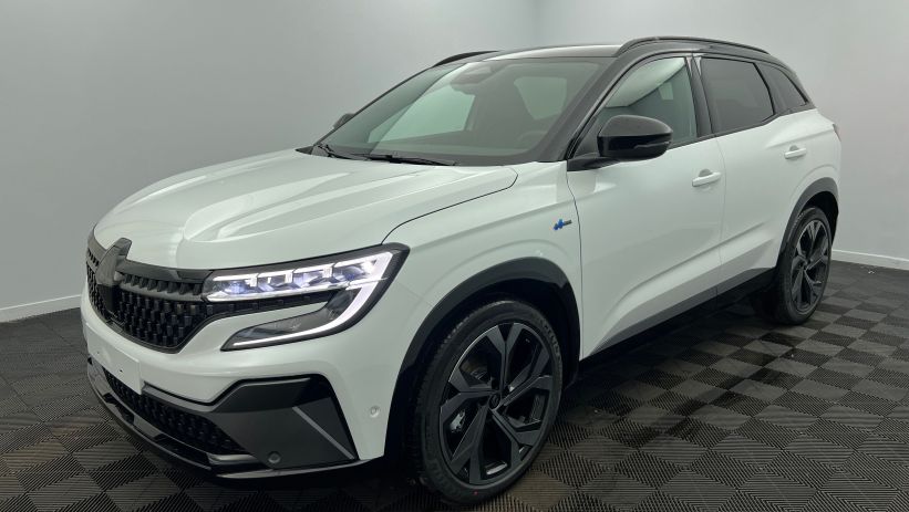 Aperçu du véhicule : E-Tech full hybrid 200 Techno esprit Alpine Blanc Nacré Toit Noir Etoilé avec 2400€ d'équipements inclus