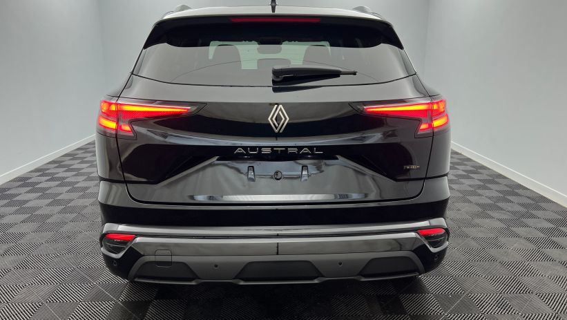 Aperçu du véhicule : Nouveau E-Tech full hybrid 200 Techno Noir Etoilé avec 1800€ d'équipements inclus