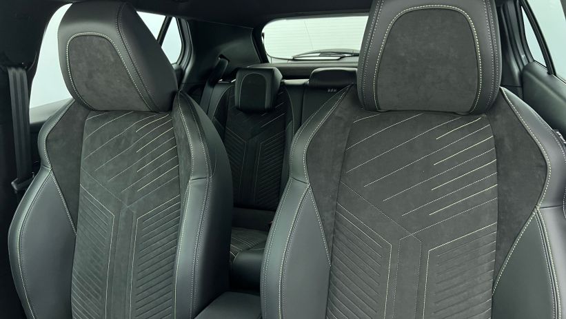 Aperçu du véhicule : Moteur électrique 156 ch GT Blanc Okénite Toit Black Diamond avec 2870€ d'équipements inclus