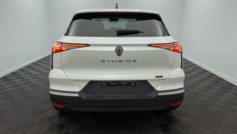 Aperçu du véhicule : E-Tech full hybrid 145 Techno Blanc Nacré avec 1700€ d'équipements inclus