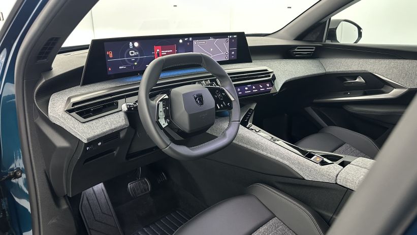 Aperçu du véhicule : III 1.2 Hybrid 145ch Allure e-DCS6