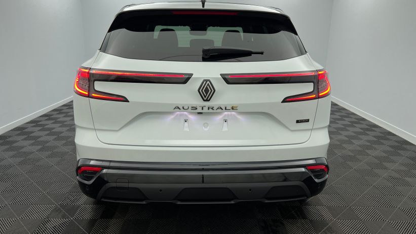 Aperçu du véhicule : E-Tech full hybrid 200 Techno Blanc Nacré - Toit Noir Etoilé avec 2650€ d'équipements inclus