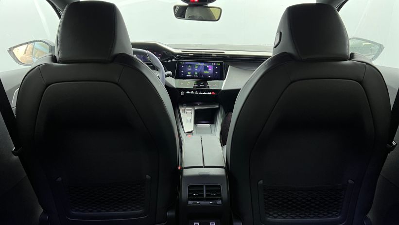 Aperçu du véhicule : BlueHDi 130ch S&S EAT8 GT Noir Perla Nera avec 4500€ d'équipements inclus