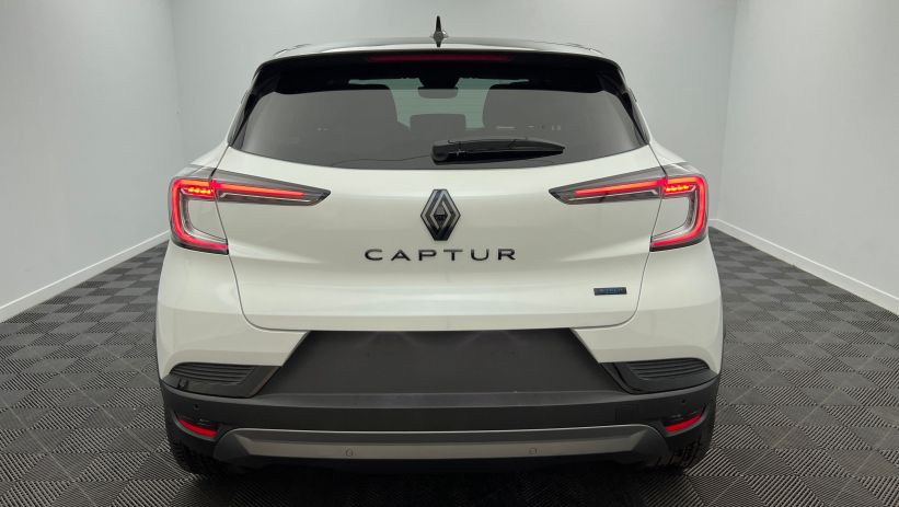 Aperçu du véhicule : E-Tech full hybrid 160 ch esprit Alpine Blanc Nacré - Toit Noir Etoilé avec 1350€ d'équipements inclus