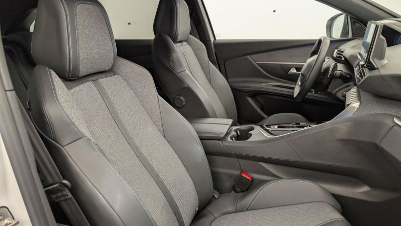 Aperçu du véhicule : Hybrid 225 e-EAT8 Allure Pack