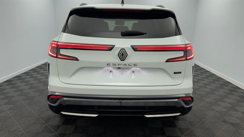 Aperçu du véhicule : E-Tech full hybrid 200 Iconic Blanc Nacré avec 1000€ d'équipements inclus