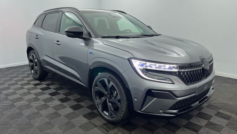 Aperçu du véhicule : E-Tech full hybrid 200 Techno esprit Alpine Gris Schiste - Toit Noir Etoilé avec 2400€ d'équipements inclus