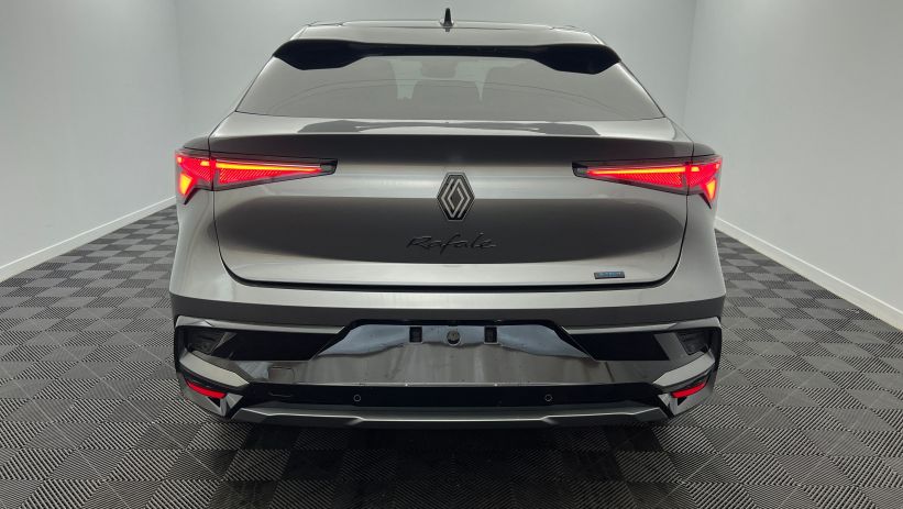 Aperçu du véhicule : E-Tech full hybrid 200 esprit Alpine Gris Schiste avec 2650€ d'équipements inclus