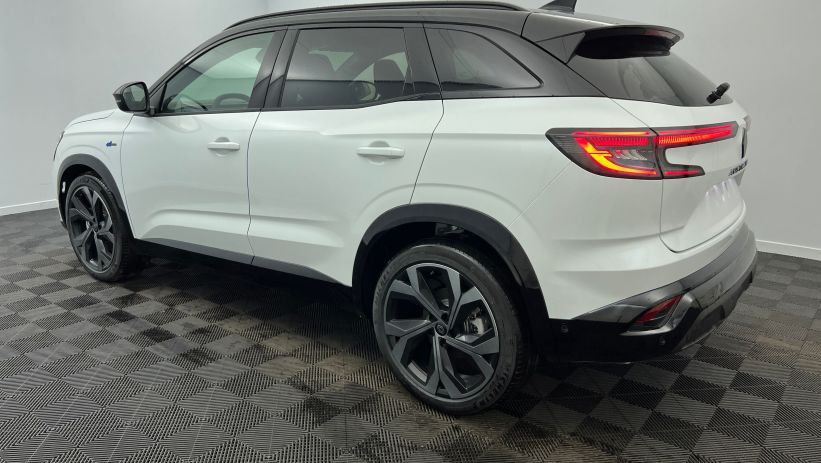 Aperçu du véhicule : E-Tech full hybrid 200 Techno esprit Alpine Blanc Nacré Toit Noir Etoilé avec 2400€ d'équipements inclus