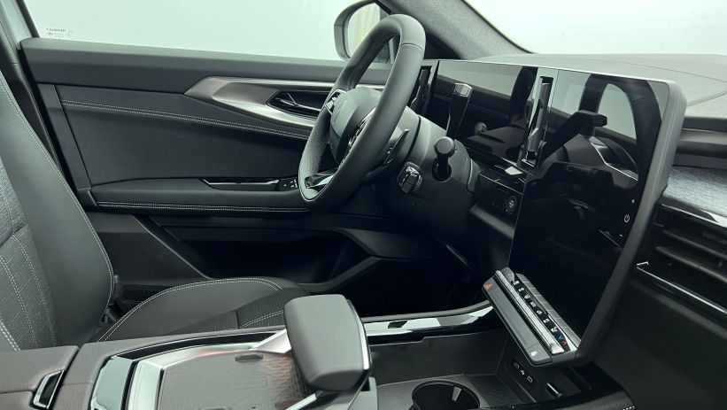 Aperçu du véhicule : E-Tech full hybrid 200 Techno Blanc Nacré - Toit Noir Etoilé avec 2650€ d'équipements inclus