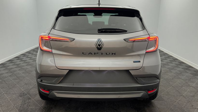 Aperçu du véhicule : E-Tech full hybrid 160 ch esprit Alpine Gris Cassiopée - Toit Noir Etoilé avec 1350€ d'équipements inclus