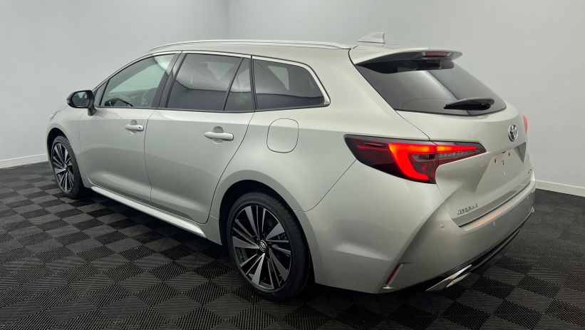 Aperçu du véhicule : Hybride 178ch Design Gris Argent avec 2590€ d'équipements inclus