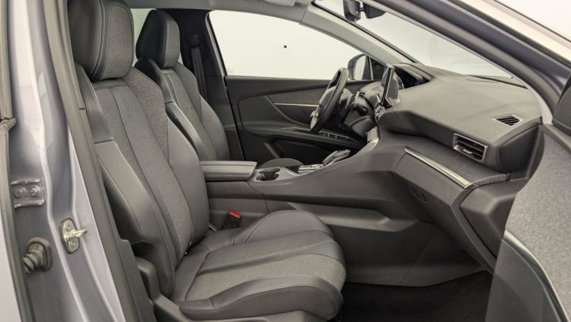 Aperçu du véhicule : Hybrid 225 e-EAT8 Allure Pack