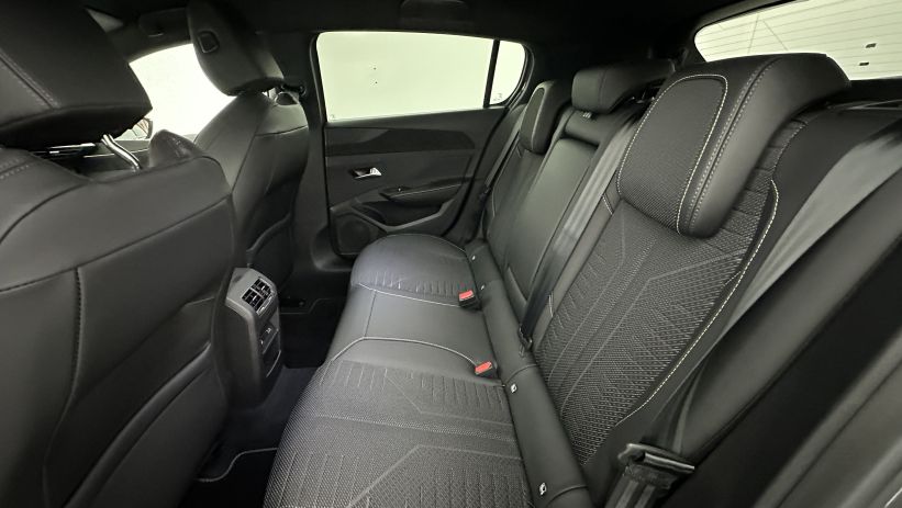 Aperçu du véhicule : III(2) 1.2 Hybrid 145ch GT e-DCS6