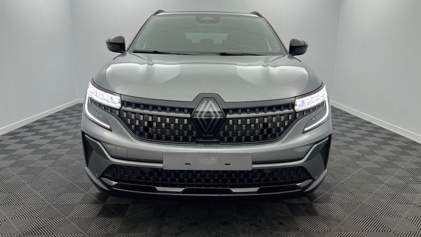 Aperçu du véhicule : E-Tech full hybrid 200 Techno esprit Alpine Gris Schiste - Toit Noir Etoilé avec 1400€ d'équipements inclus