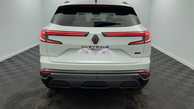 Aperçu du véhicule : E-Tech full hybrid 200 Techno esprit Alpine Blanc Nacré Toit Noir Etoilé avec 2400€ d'équipements inclus