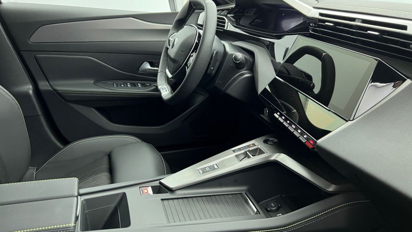 Aperçu du véhicule : BlueHDi 130ch S&S EAT8 GT Bleu Obsession avec 3600€ d'équipements inclus