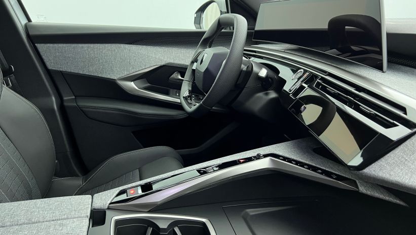 Aperçu du véhicule : Nouveau Hybrid 145 e-DCS6 GT Blanc Okénite avec 4000€ d'équipements inclus