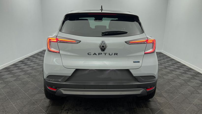 Aperçu du véhicule : E-Tech full hybrid 160 ch esprit Alpine Gris Rafale - Toit Noir Etoilé avec 1950€ d'équipements inclus