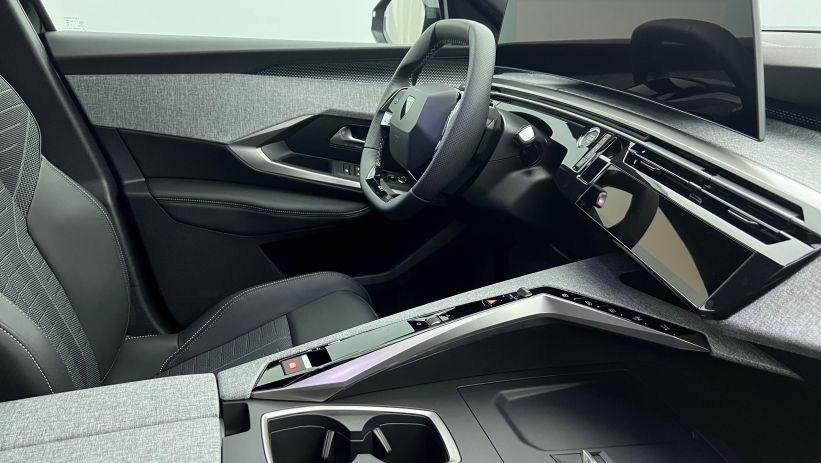 Aperçu du véhicule : Nouveau Hybrid 145 e-DCS6 GT Noir Perla Nera avec 2470€ d'équipements inclus