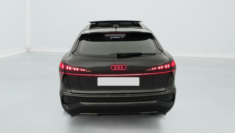 Aperçu du véhicule : E-HYBRID 272 CH S TRONIC 6 S LINE