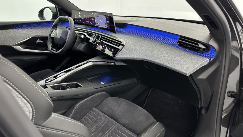 Aperçu du véhicule : III 1.2 Hybrid 145ch GT e-DCS6