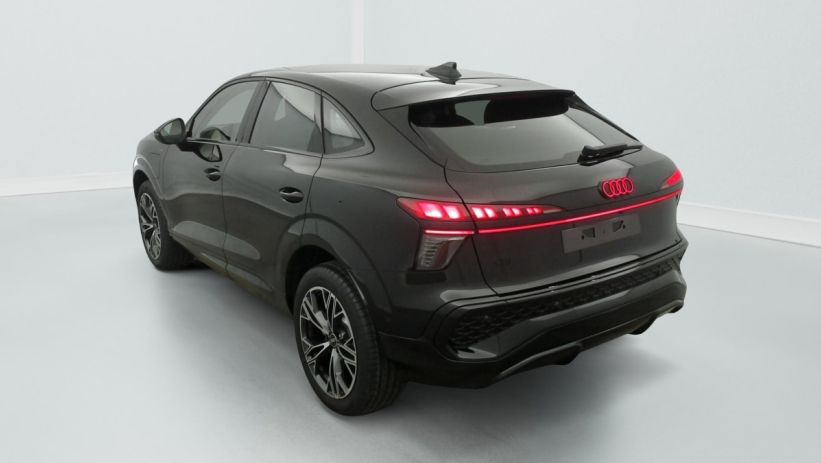 Aperçu du véhicule : E-HYBRID 272 CH S TRONIC 6 S LINE