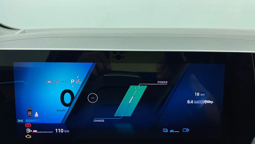 Aperçu du véhicule : E-Tech full hybrid 200 Techno Blanc Nacré - Toit Noir Etoilé avec 2650€ d'équipements inclus