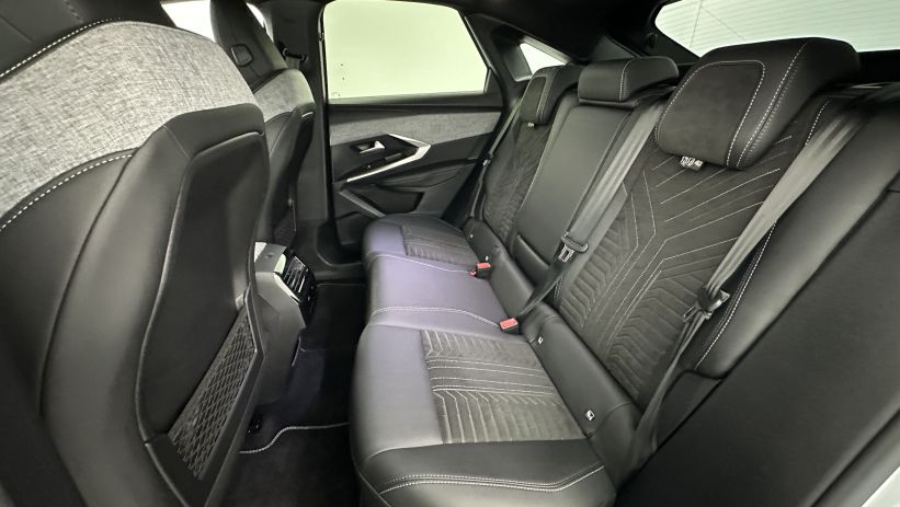 Aperçu du véhicule : III 1.2 Hybrid 145ch GT e-DCS6