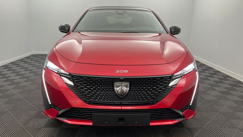 Aperçu du véhicule : BlueHDi 130ch S&S EAT8 GT Rouge Elixir avec 4700€ d'équipements inclus