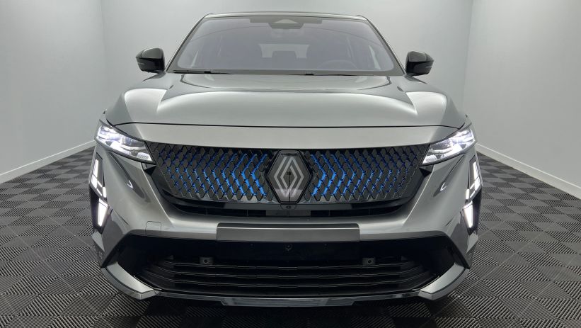 Aperçu du véhicule : E-Tech full hybrid 200 esprit Alpine Gris schiste - Toit Noir Etoilé avec 3150€ d'équipements inclus