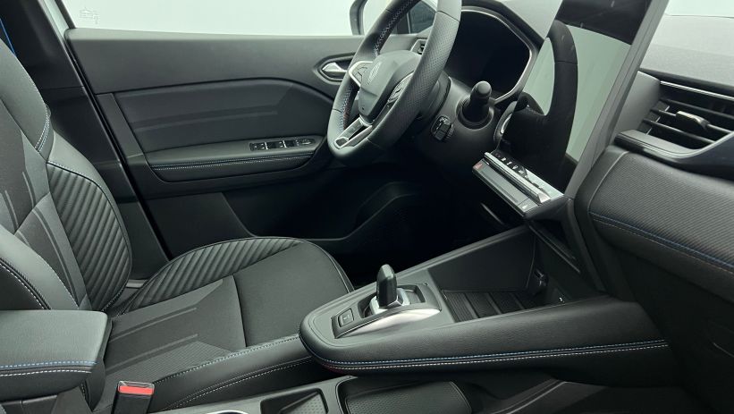 Aperçu du véhicule : E-Tech full hybrid 160 ch esprit Alpine Blanc Nacré - Toit Noir Etoilé avec 1100€ d'équipements inclus