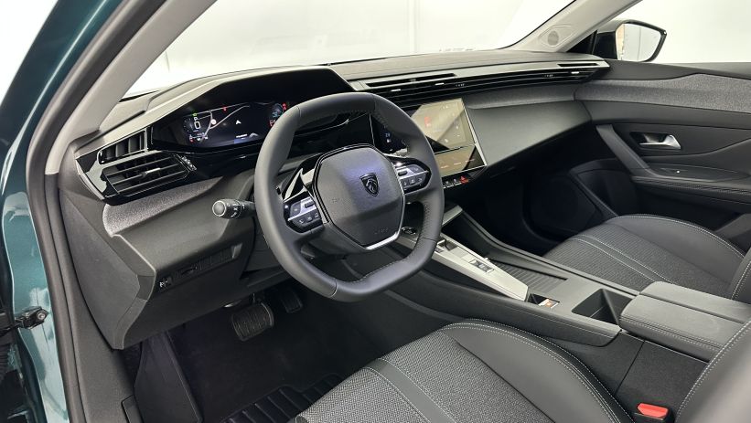Aperçu du véhicule : III 1.2 Hybrid 145ch Allure e-DCS6