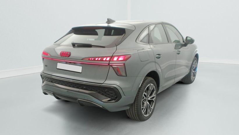 Aperçu du véhicule : E-HYBRID 272 CH S TRONIC 6 S LINE