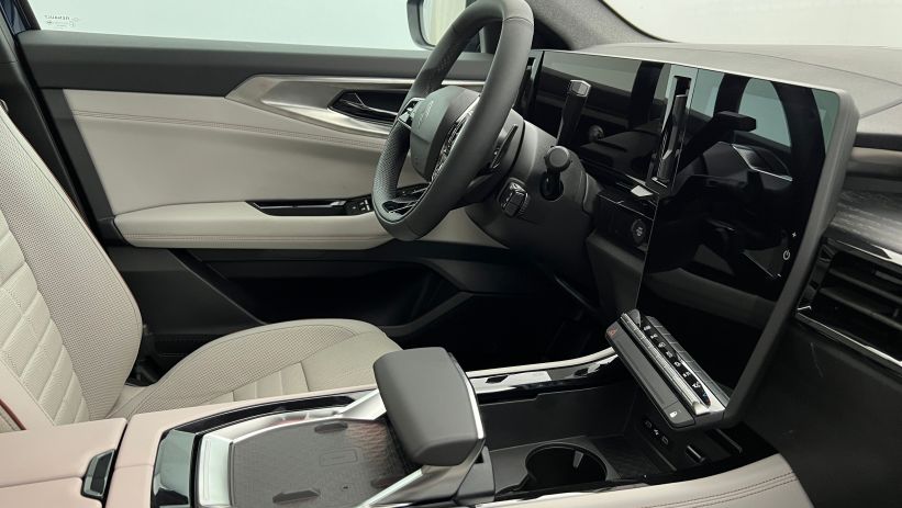 Aperçu du véhicule : E-Tech full hybrid 200 Iconic Bleu Nocturne avec 1000€ d'équipements inclus