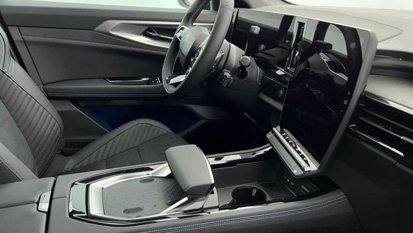 Aperçu du véhicule : E-Tech full hybrid 200 esprit Alpine Noir Etoilé avec 2650€ d'équipements inclus