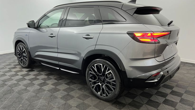 Aperçu du véhicule : full hybrid E-Tech 200 ch Esprit Alpine Gris Schiste - Toit Noir Etoilé avec 3450€ d'équipements inclus