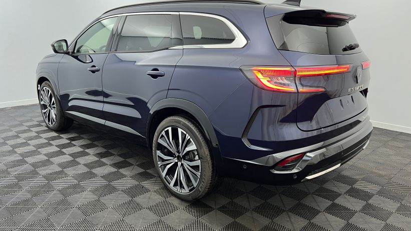 Aperçu du véhicule : E-Tech full hybrid 200 Iconic Bleu Nocturne avec 1000€ d'équipements inclus