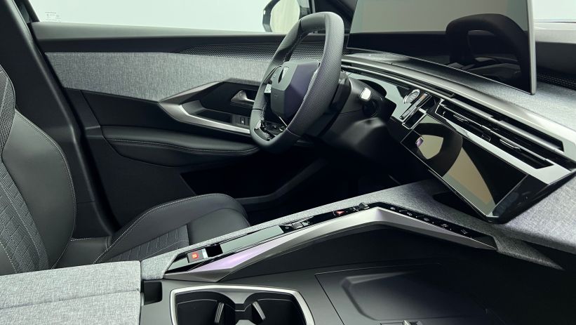 Aperçu du véhicule : Nouveau Hybrid 145 e-DCS6 GT Noir Perla Nera avec 4000€ d'équipements inclus